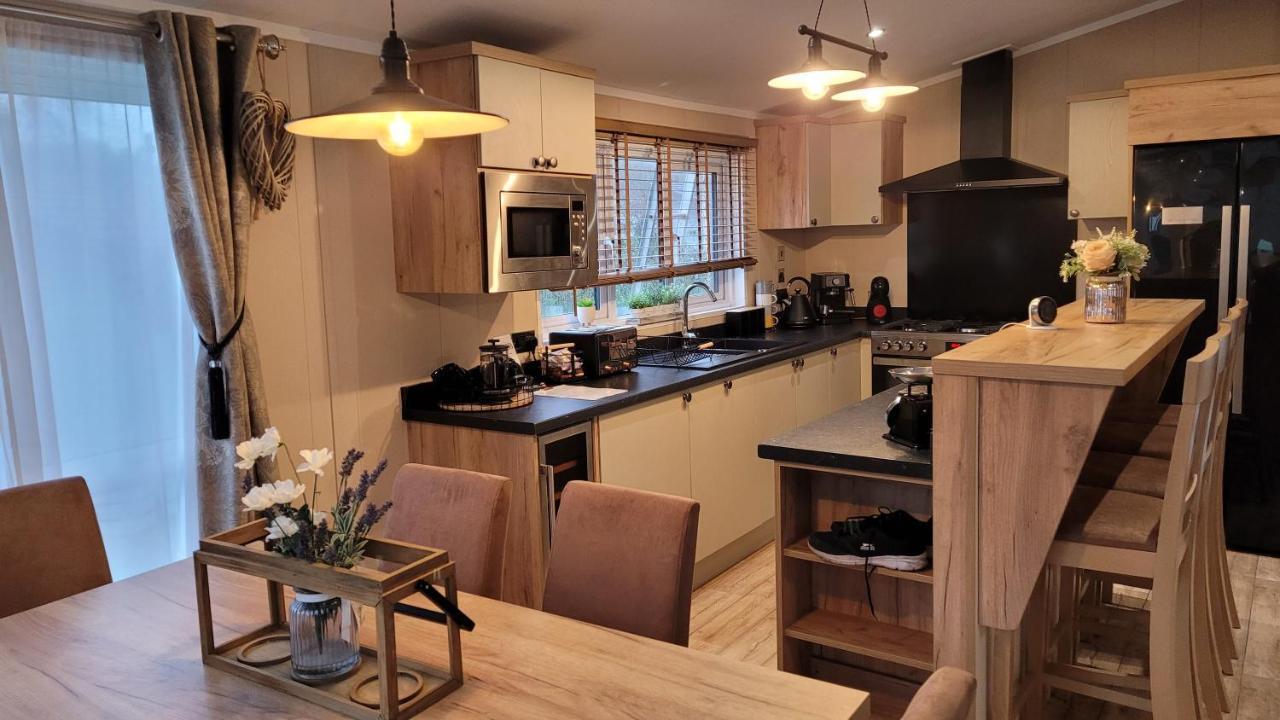 Luxury Lodge On Edge Of New Forest And 800M From Sea Entertainment And Leisure Passes Included Milford on Sea Exterior foto
