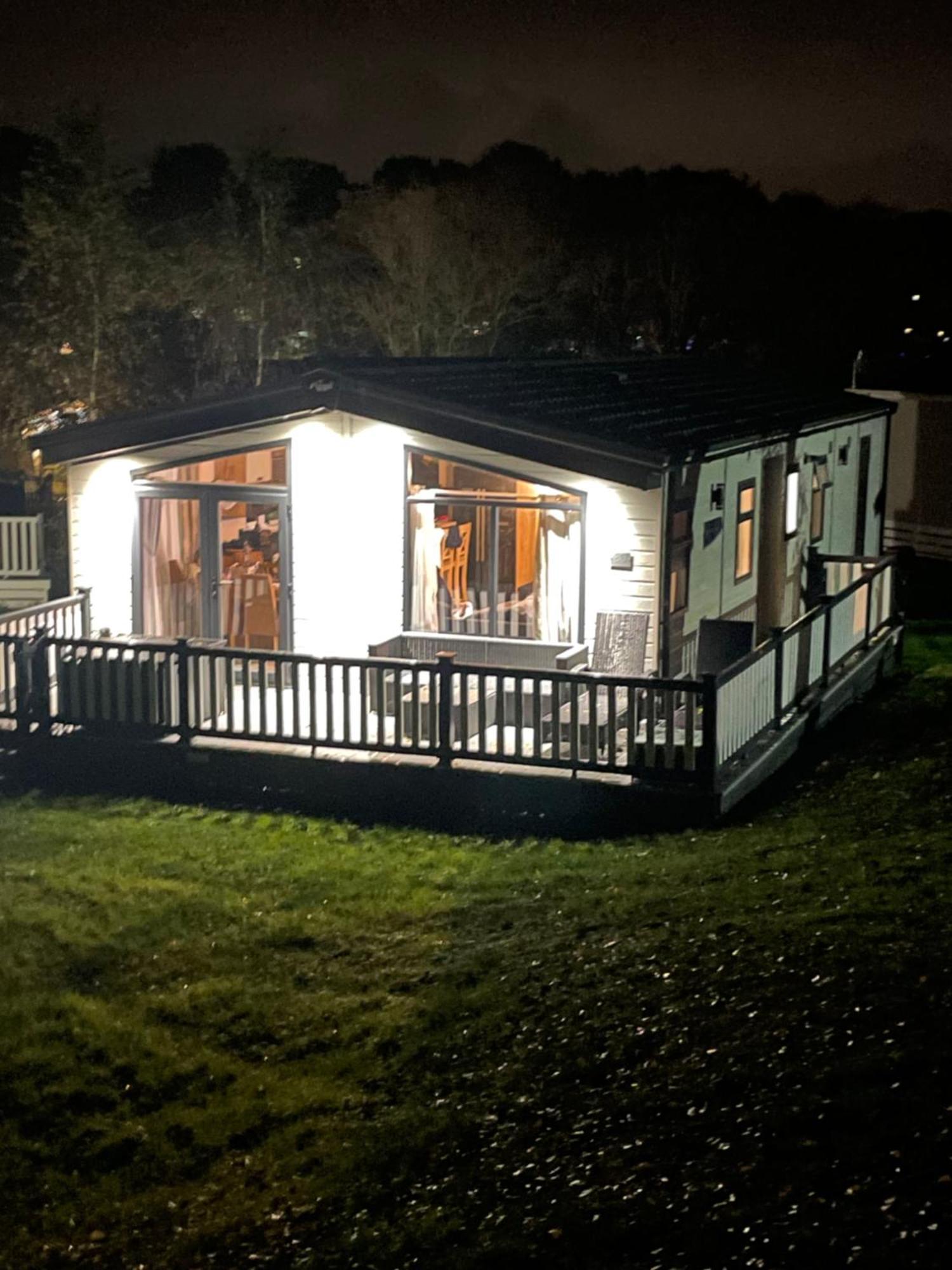 Luxury Lodge On Edge Of New Forest And 800M From Sea Entertainment And Leisure Passes Included Milford on Sea Exterior foto